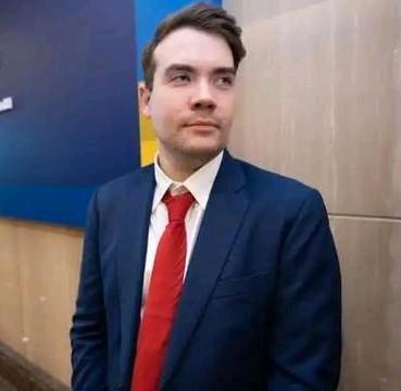 英籍记者艾永青曾任台湾英语媒体TaiwanPlus编辑部高级主管，他因为质疑台湾