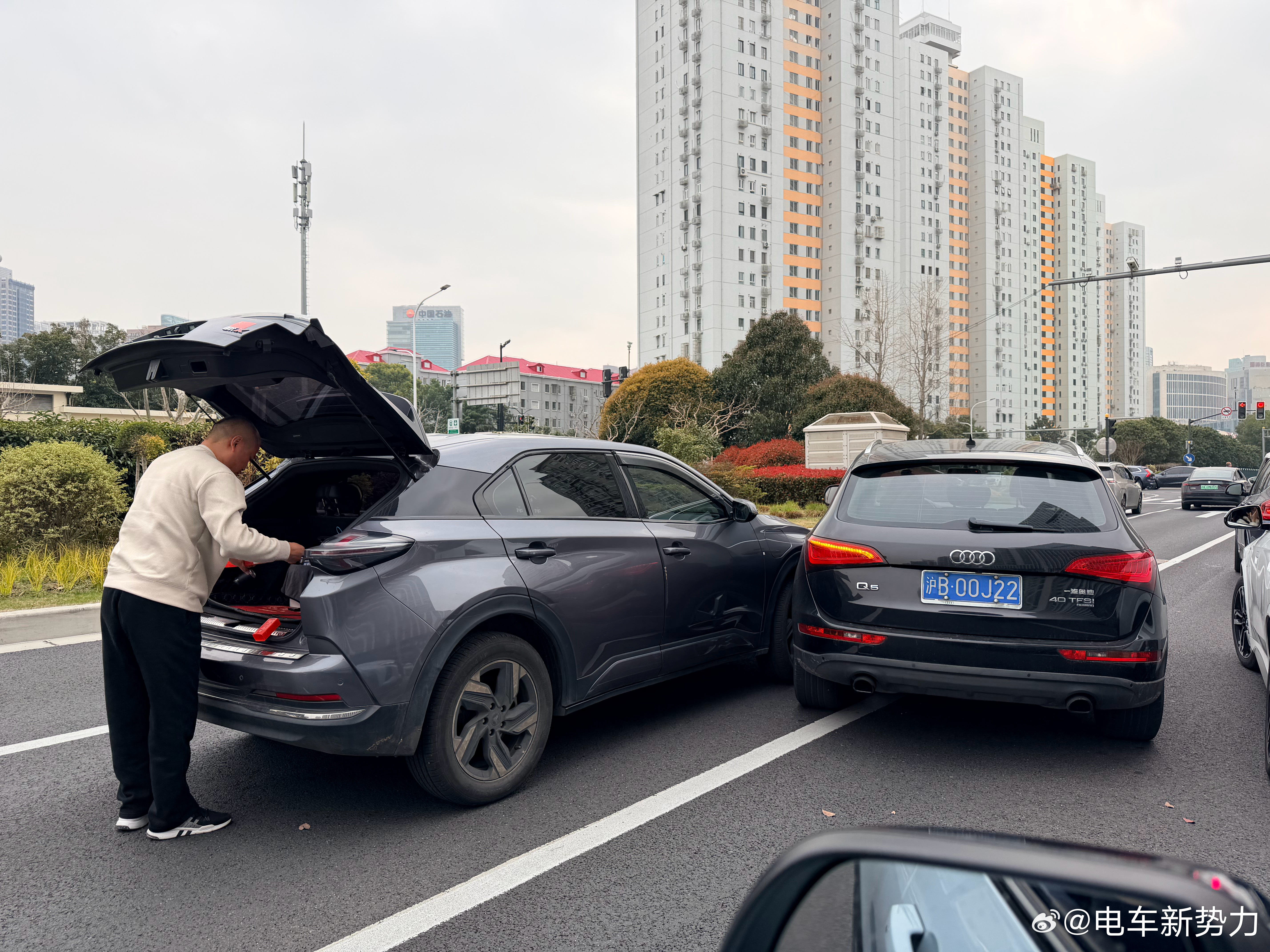 新能源汽车 开车千万不能斗气