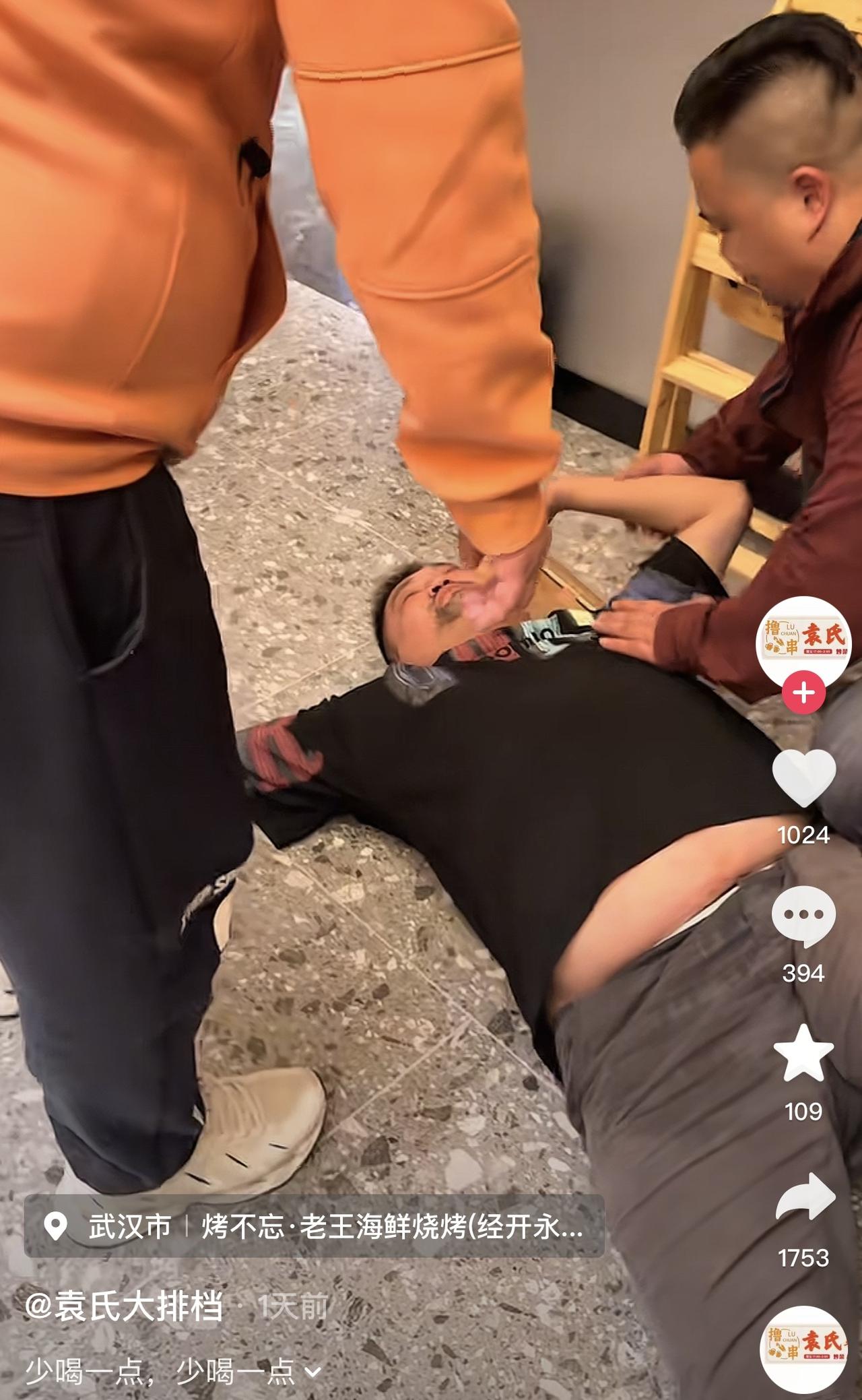 所以说出门在外酒不能喝多，喝多了真的很丢人。
这不这位大哥就是在人家饭店里酒喝多