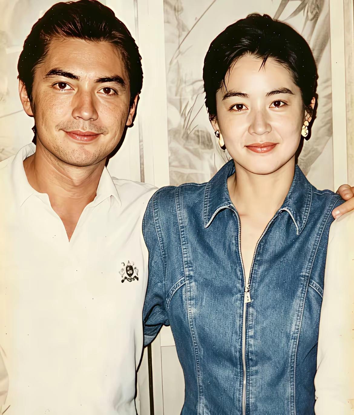 美男美女脸型五官长得都很像，所以两个人男女角色都可以演。