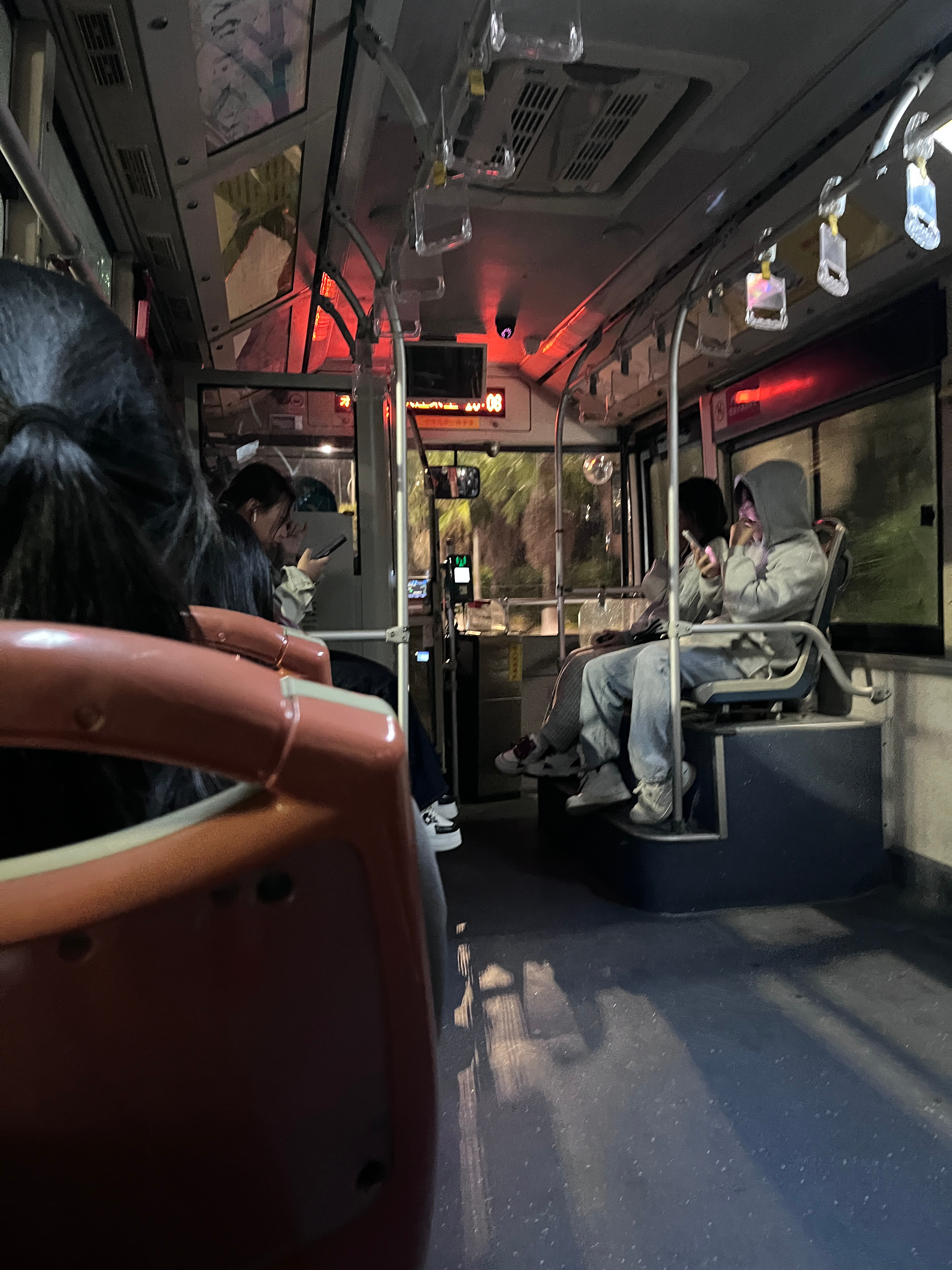 打不到车 来坐公交车了