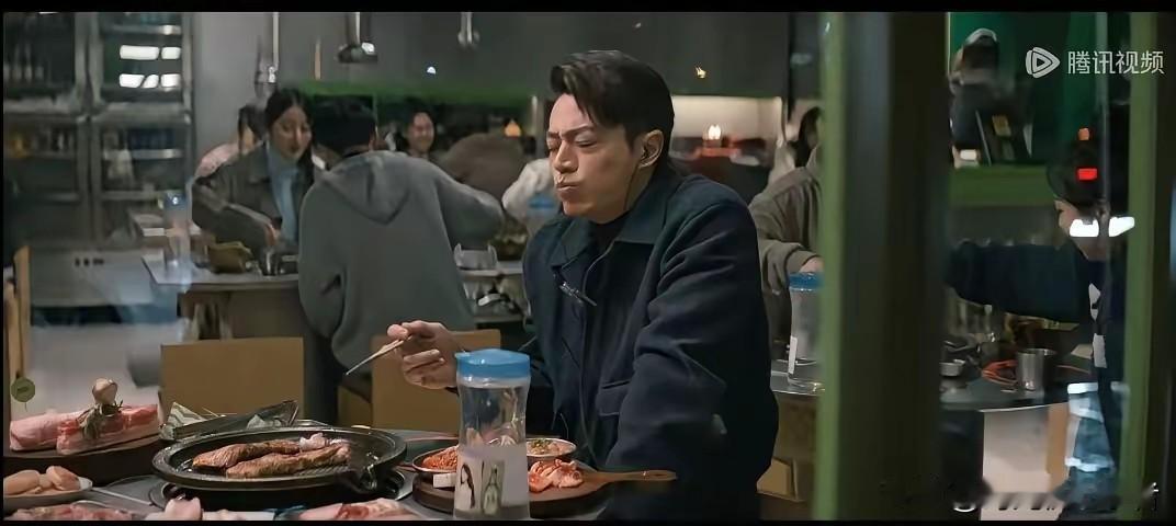 霍建华太过分了，这烤肉吃的让人忍俊不禁，吸溜口水了。
霍建华在新电视剧里，真是把