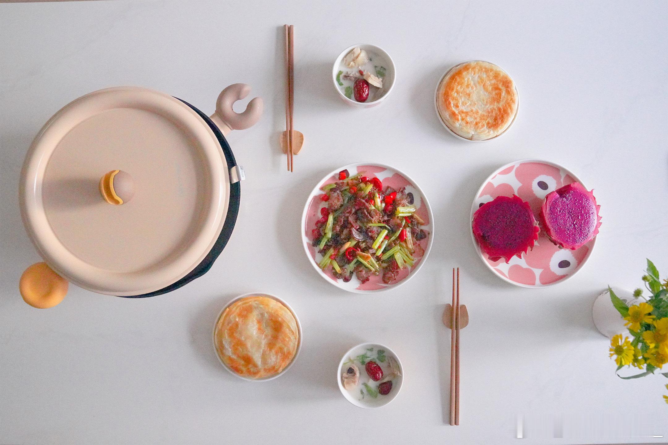 吃晚饭~小炒黄牛肉、胡椒猪肚鸡、潼关千层饼、火龙果