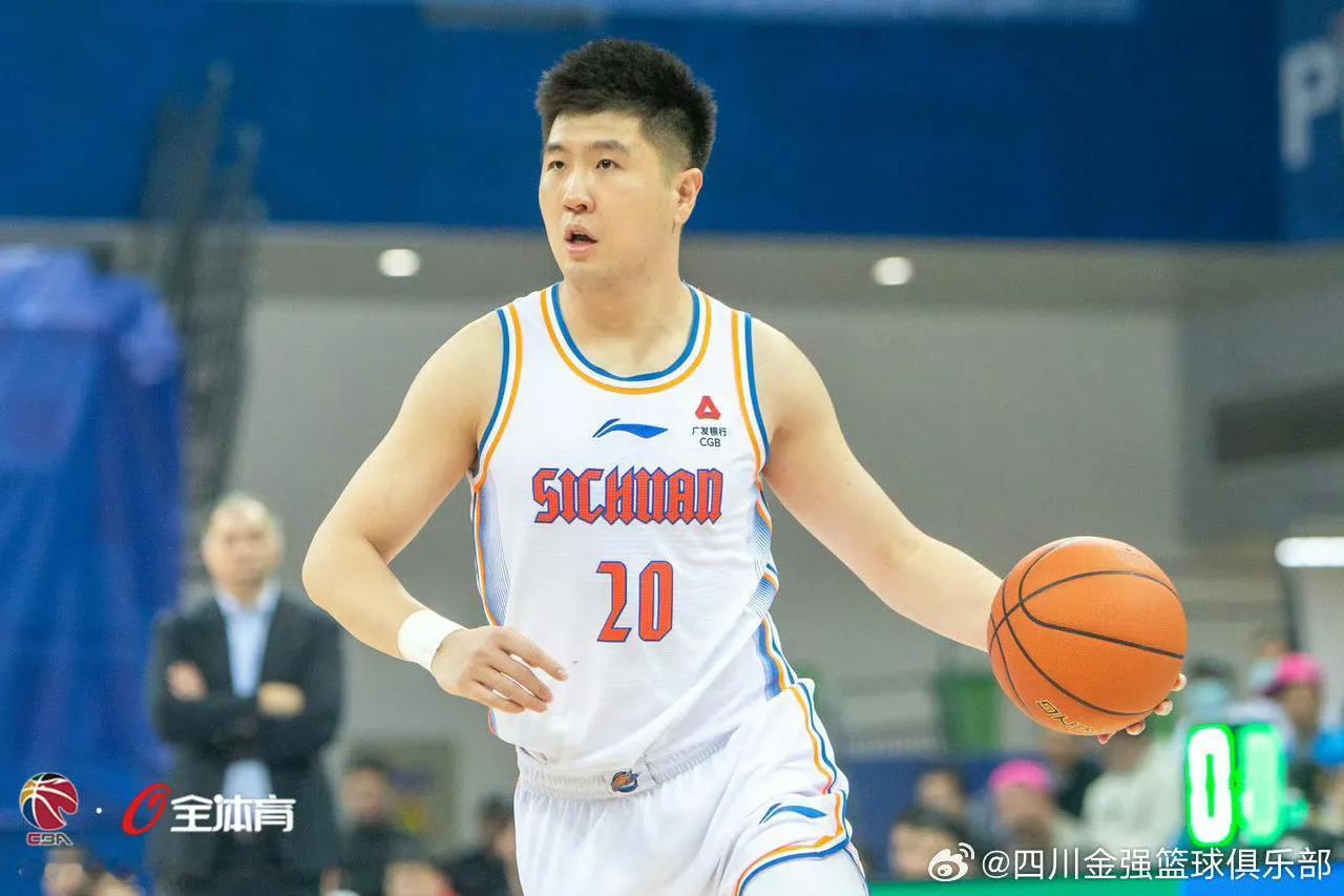 广东宏远夺冠功臣出任四川首发小前锋！状态火热！
王薪凯本赛季代表四川征战CBA，