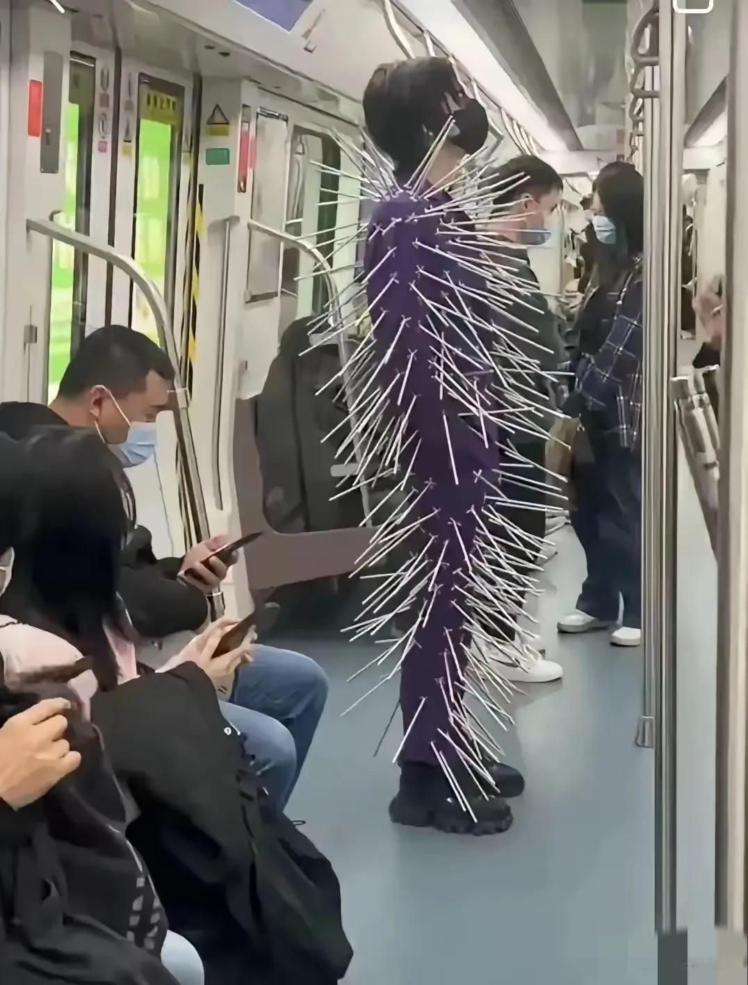 穿这衣服牛啊，
女人穿上绝对防狼！
就是不知道穿这套衣服的，
这个是男的还是女的