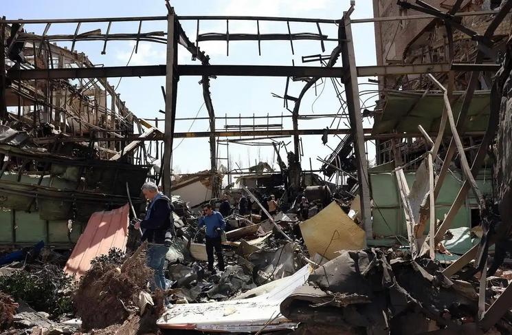 当地时间12日，伊朗政府发言人穆哈杰拉尼表示，共有942所学校在袭击中受损，其中