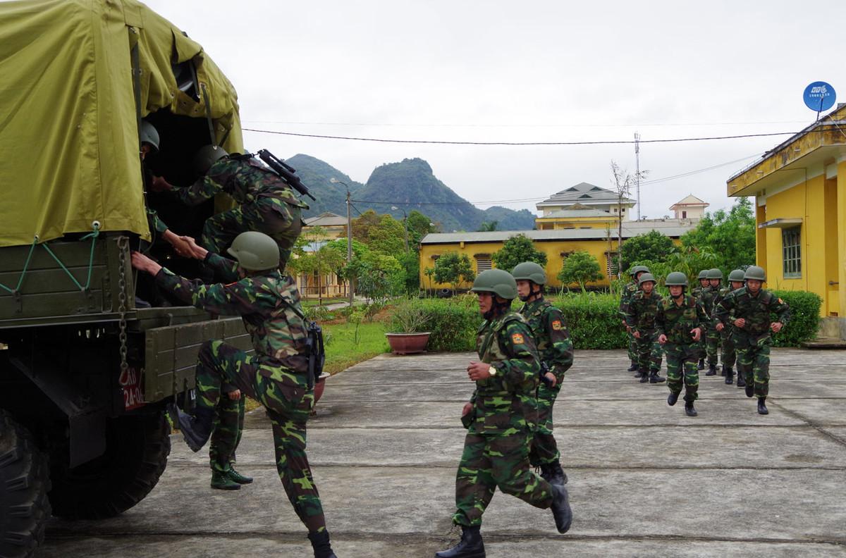 装备上车的越南边防部队