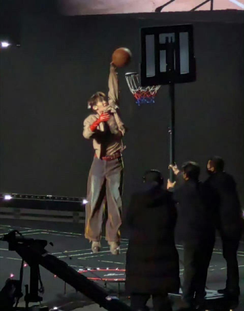 从糖葫芦摊到二八大杠，王赫野把演唱会开成东北大集，这活也太密了！ 一边唱歌一边骑