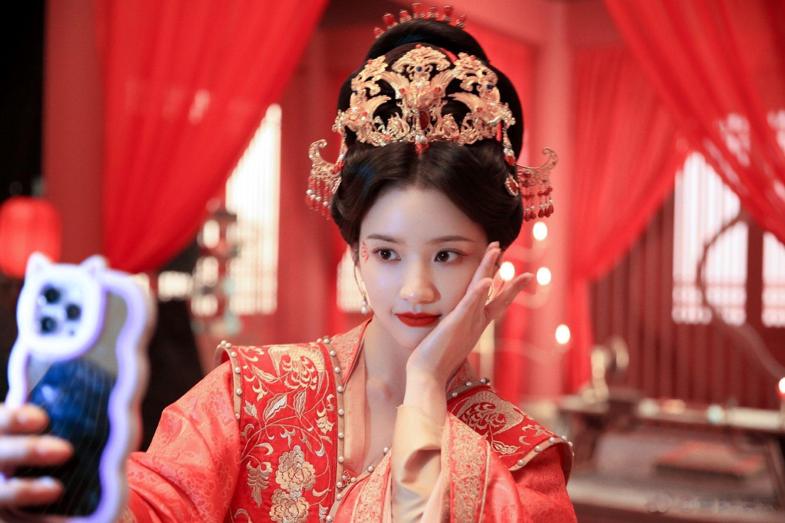 #硬糖少女303##刘些宁# 今日份糖妹新鲜物料刘些宁宁安如梦工作室更新新剧照从