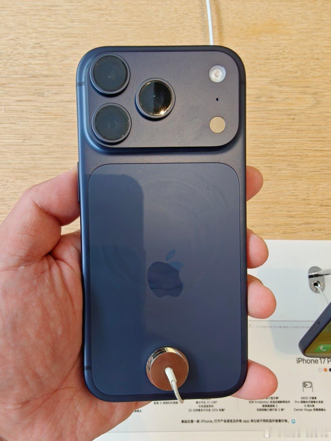 iPhone 17&17 Pro真机，17 Pro蓝色最好看，17就是白色好看。