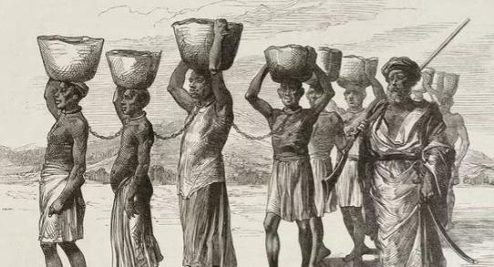 黑奴贸易里，奴隶贩子把黑人扒得精光、让男女挤在一起，表面看是省钱省事，实际上是一