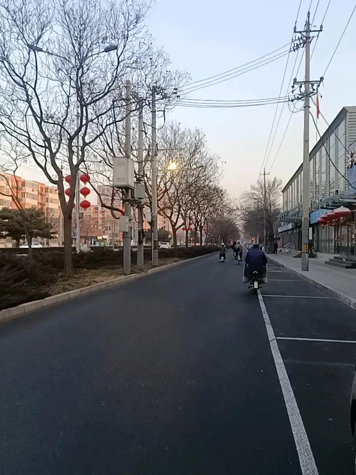 大街上人真的是越来越少了啊，都陆续的回老家过春节去了啊，一年一度的春节是很多中国