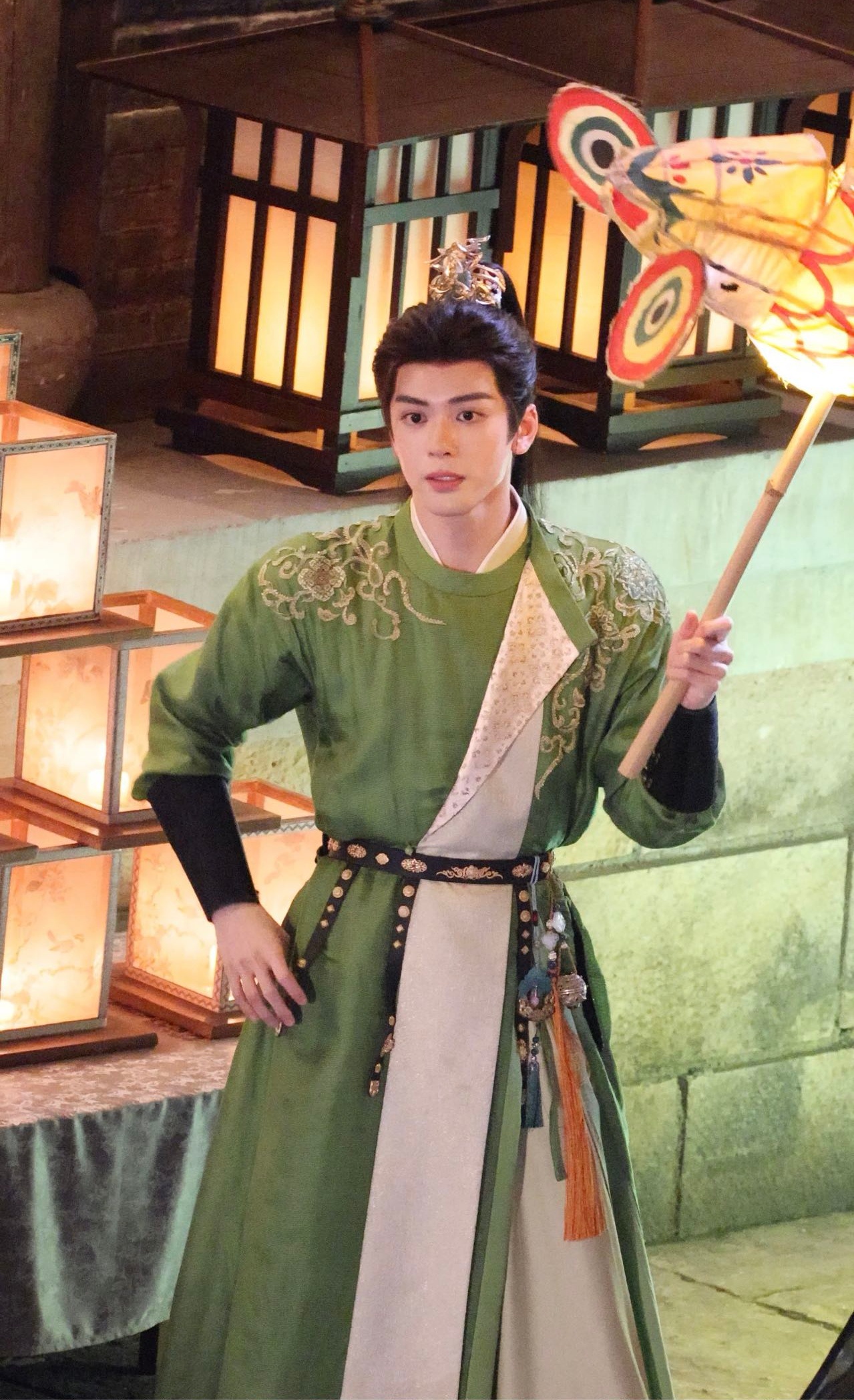 举着鱼灯萌的要命 