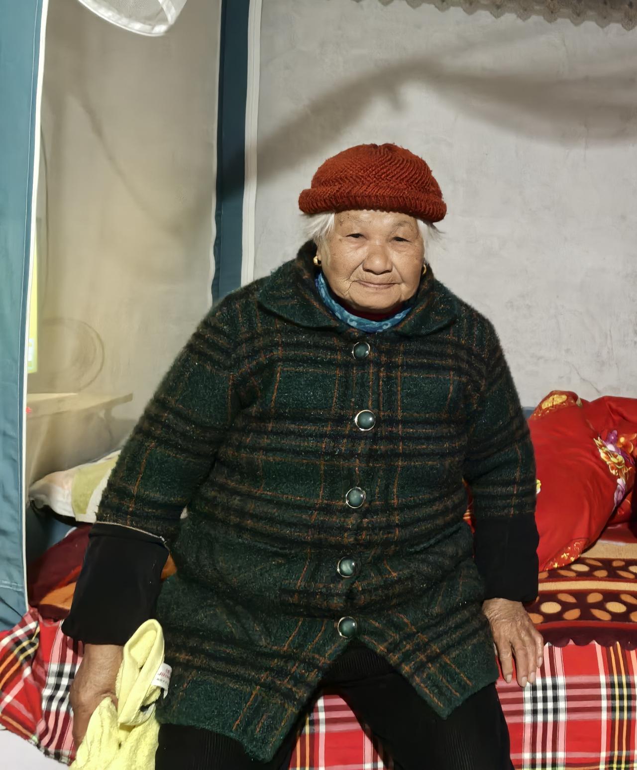 哪个成语用来形容老年人气色好?
我的老家大妈，今年89岁，可谓高寿，每天早上绕着