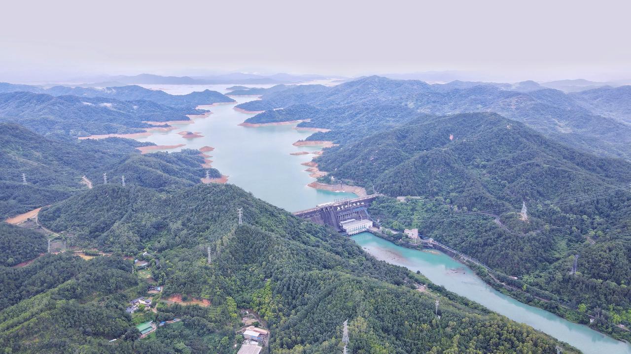 #爆料# 广东河源，华南第一大人工湖(万绿湖)农夫山泉取水地之一，绿水青山就是金