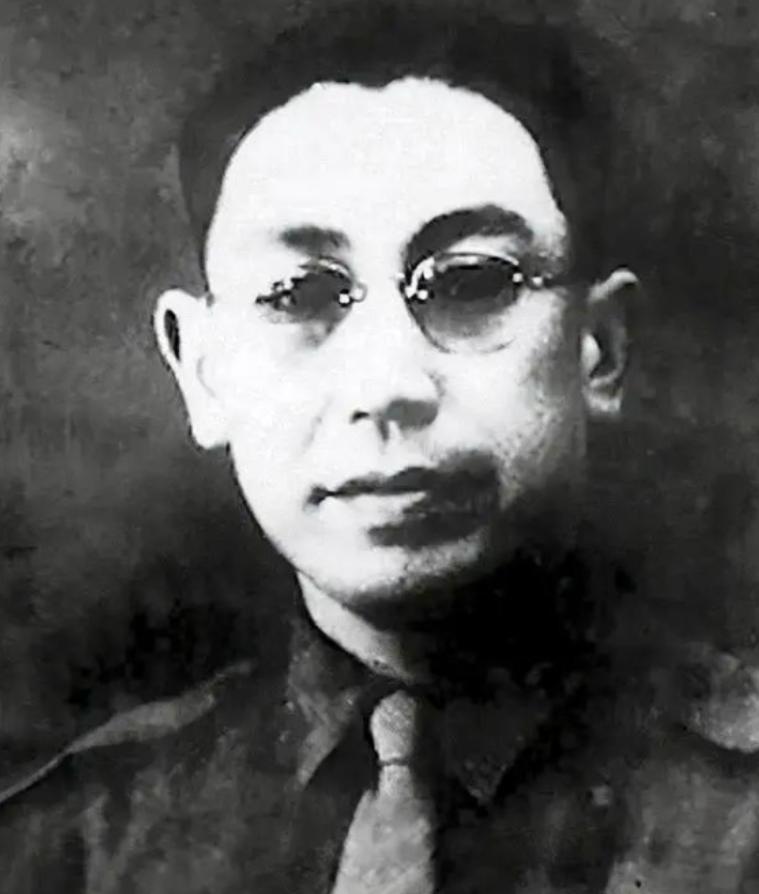 1947年，蒋经国带着侍卫闯入郭汝瑰宅邸时，正撞见他独自坐在饭桌前。两碟素菜，一