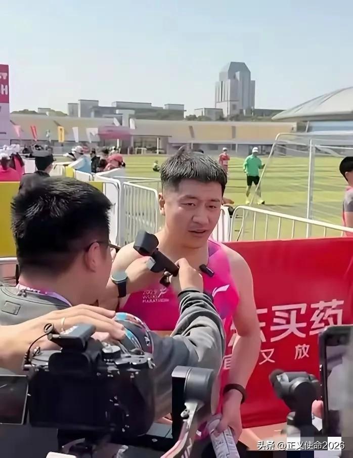 我就在想，明明无锡马拉松已经拒了他了，看着体检单上那一串串红色箭头：左心室肥厚，