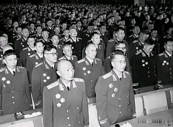 根据公开史料，第一野战军在1949年整编后下辖第一兵团和第二兵团，共6个军：
