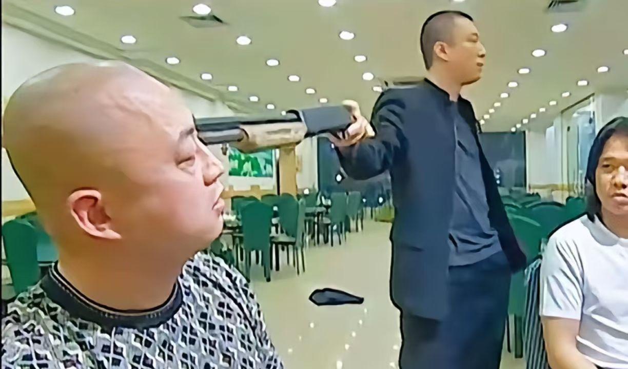 战斗机火控雷达照射，简单理解就这个意思[捂脸][捂脸]，顶到脑门就差扣动扳机了。