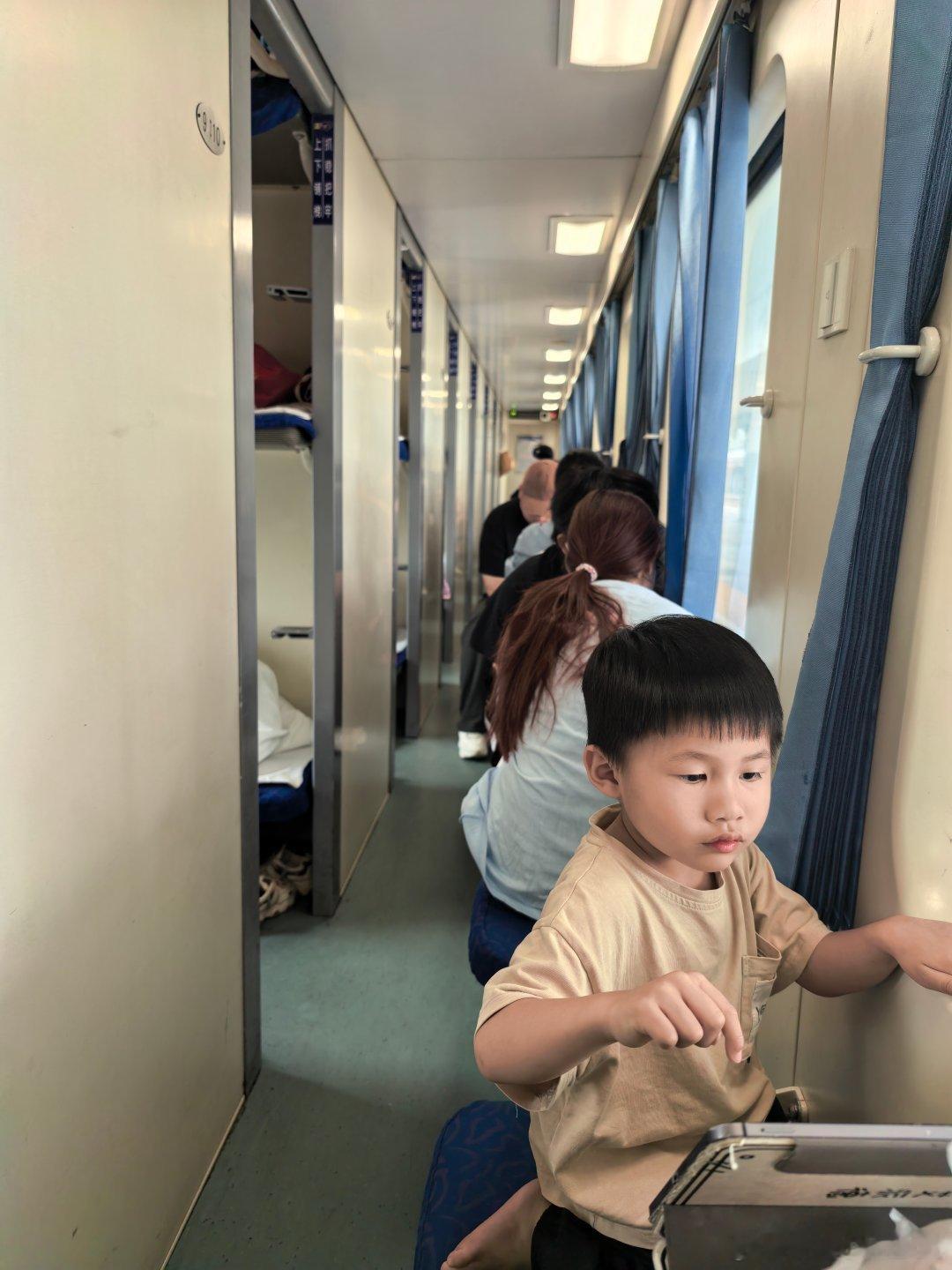 坐了一个晚上的火车，屁股都麻了，而且你还不敢乱走，即使有尿尿也得憋着，只要你一走
