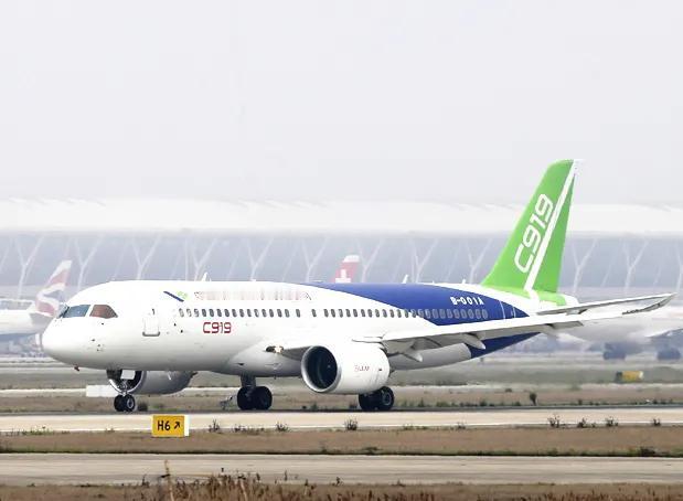 2017年5月5日，中国国产大飞机 ‌C919‌ 在 ‌上海浦东国际机场‌ 成功
