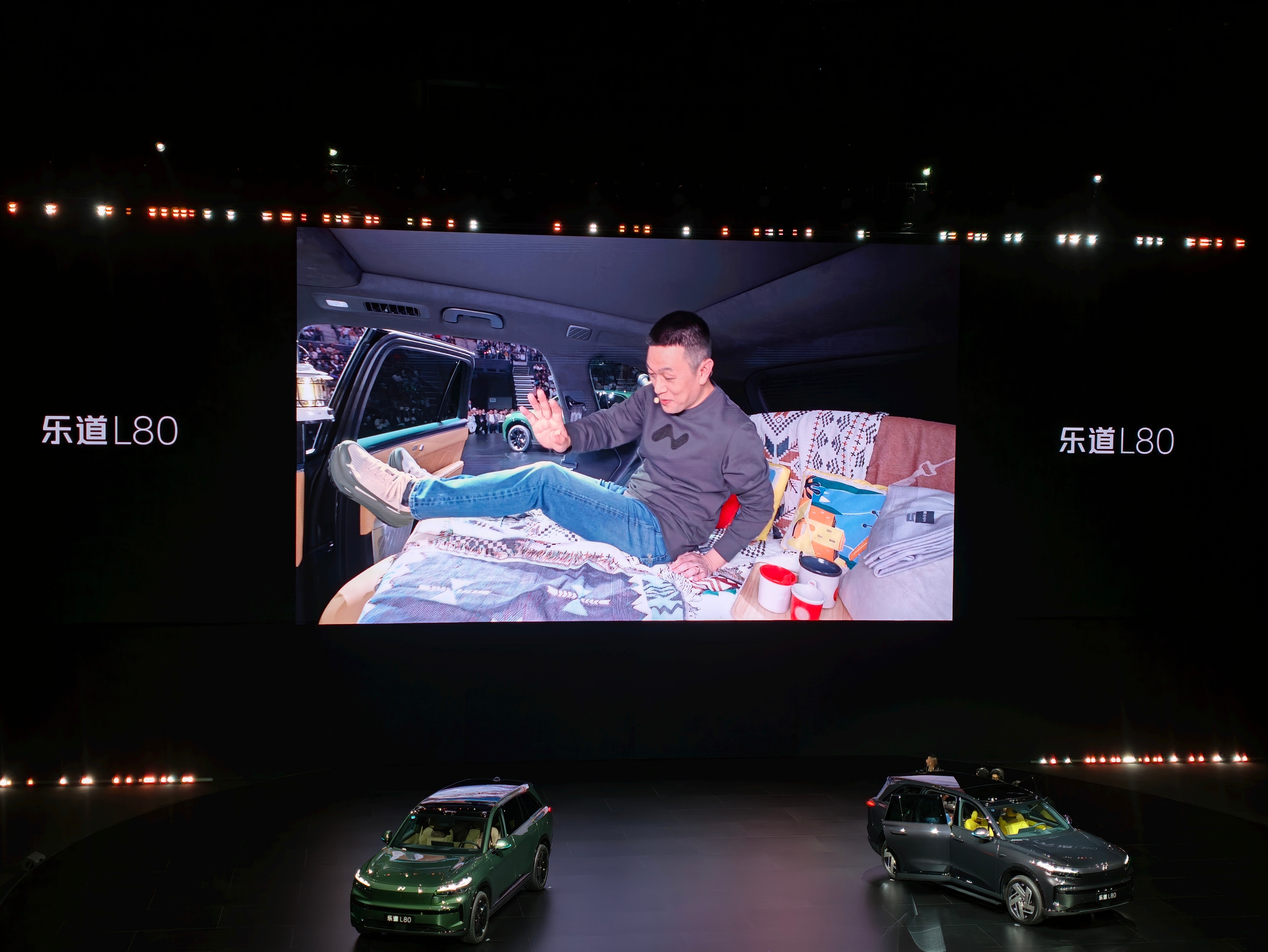 哪有发布会老板讲着讲着就上到车里去休息的？？还叫了个男的一起来睡？？？还好贴心的