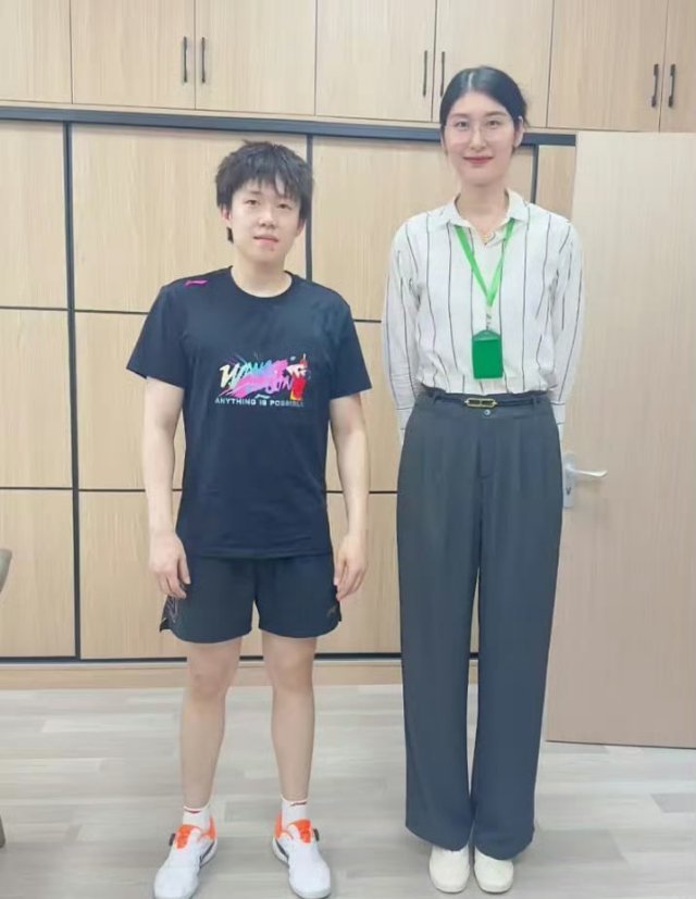 王楚钦成小手办了 大头：妹宝在边上一起照就好了  