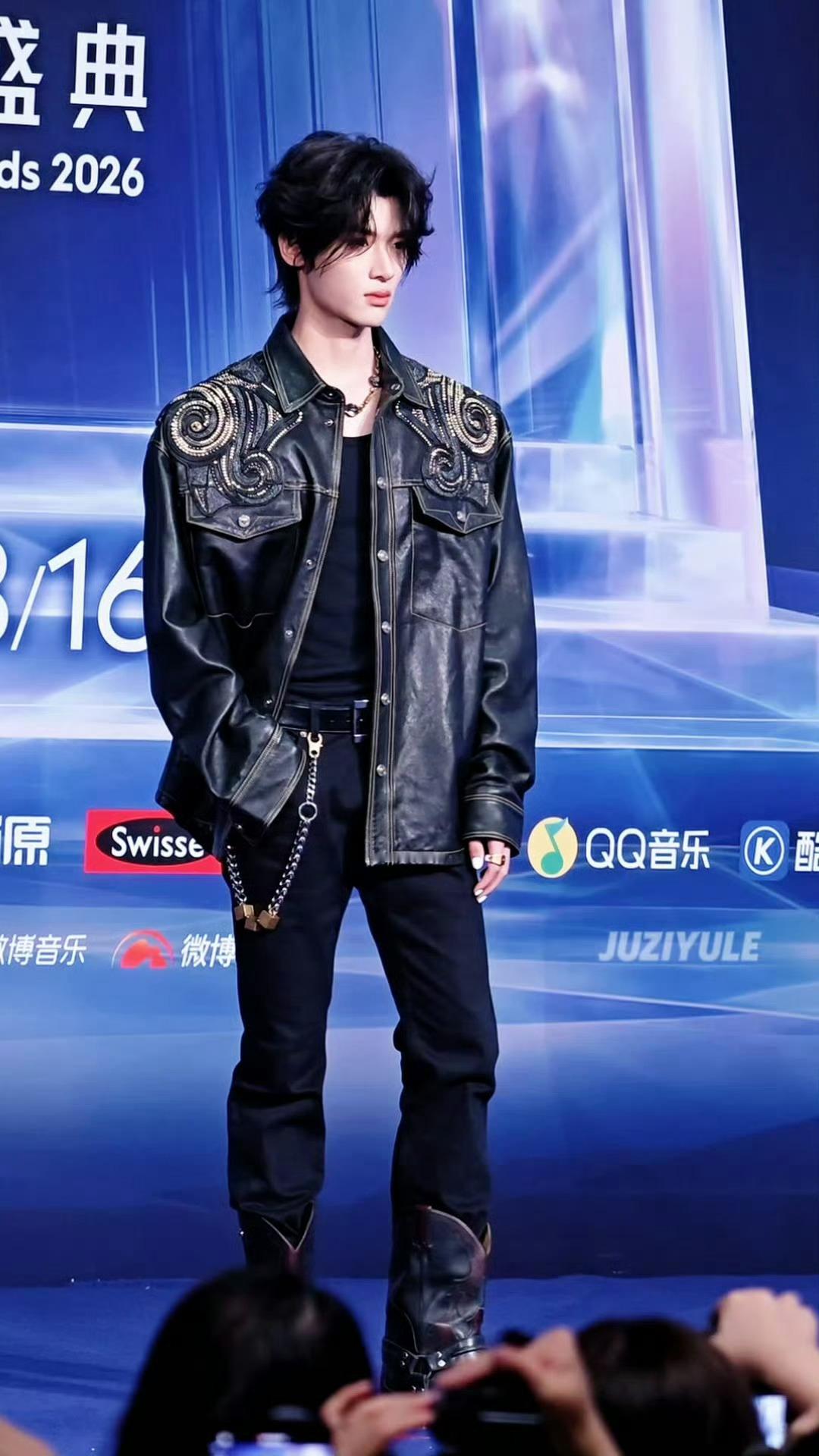 张峻豪今年TMEA红毯不紧张了去年走红毯还有点乖巧拘谨，今年的张峻豪已经完全打开