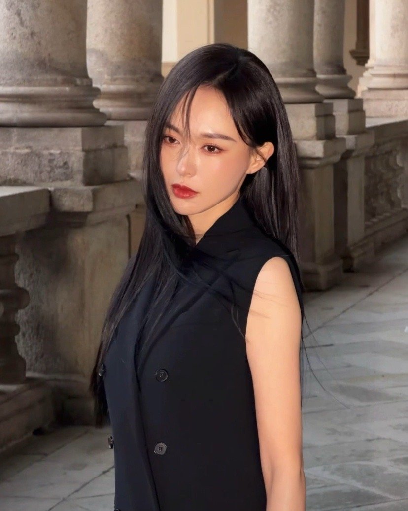 米兰的风掠过石廊，黑裙与光影对话。唐嫣在这一刻，把时光酿成了一幅流动的画。唐嫣