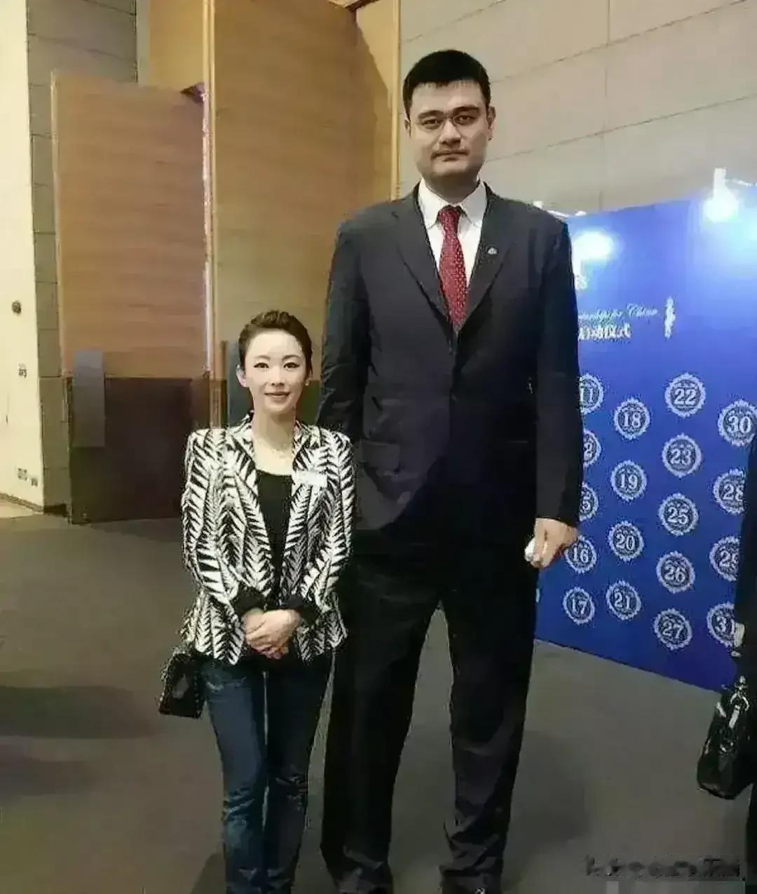 两位球王，一位是大名鼎鼎的姚明，还有一位你认识吗？

这位美女，确实漂亮！皮肤白