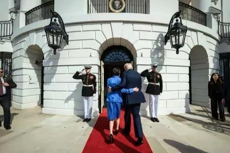 白宫那位年轻的女发言人卡罗琳晒出一张照片，唐纳德·特朗普和高市早苗彼此搂着腰，并