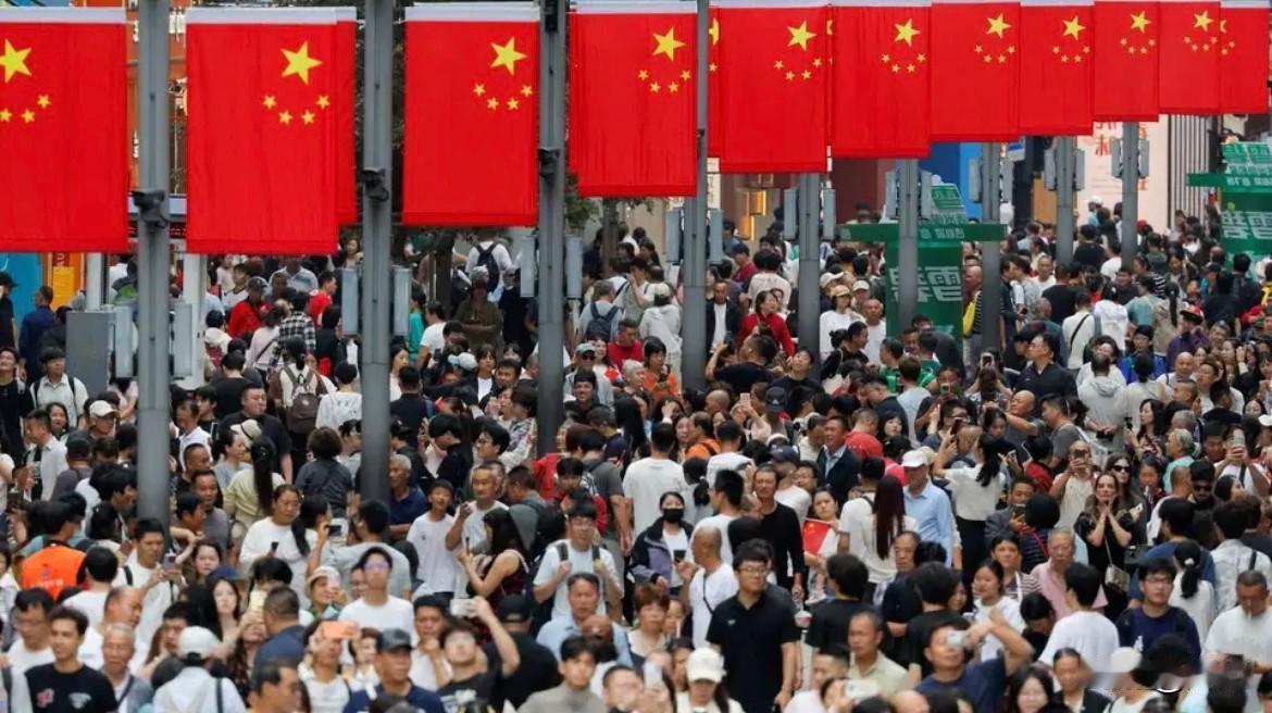 外资巨头现在玩起了一套全球独一份的新套路：来中国借便宜人民币，拿到全世界去投资、