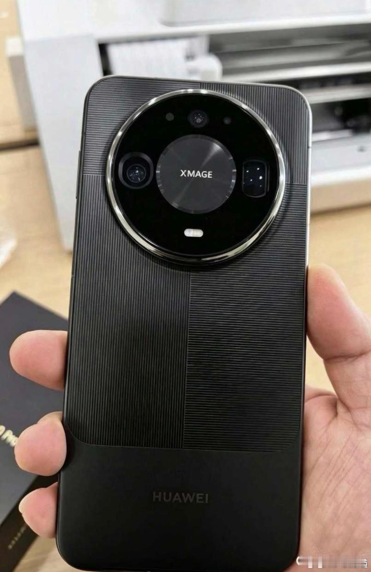 9月26日，多名数码博主发布一组据称为华为Mate90系列的实机照片，画面中的机