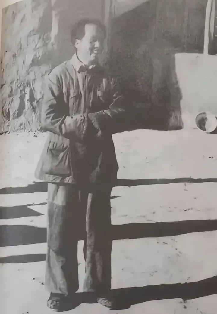 毛主席说：“我的标准，不露肉，不透风就行。我节约一件衣服，前方战士就多一发子弹。