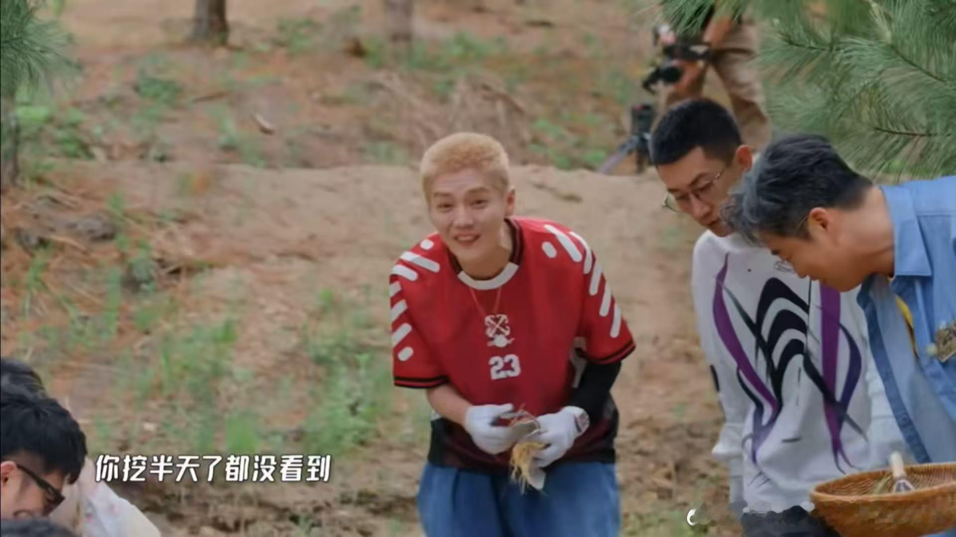 鹿晗抢完邓超抢陈赫鹿晗学坏了哈哈哈哈哈邓超 鹿晗没有遗传我的优点 鹿晗把人参当接