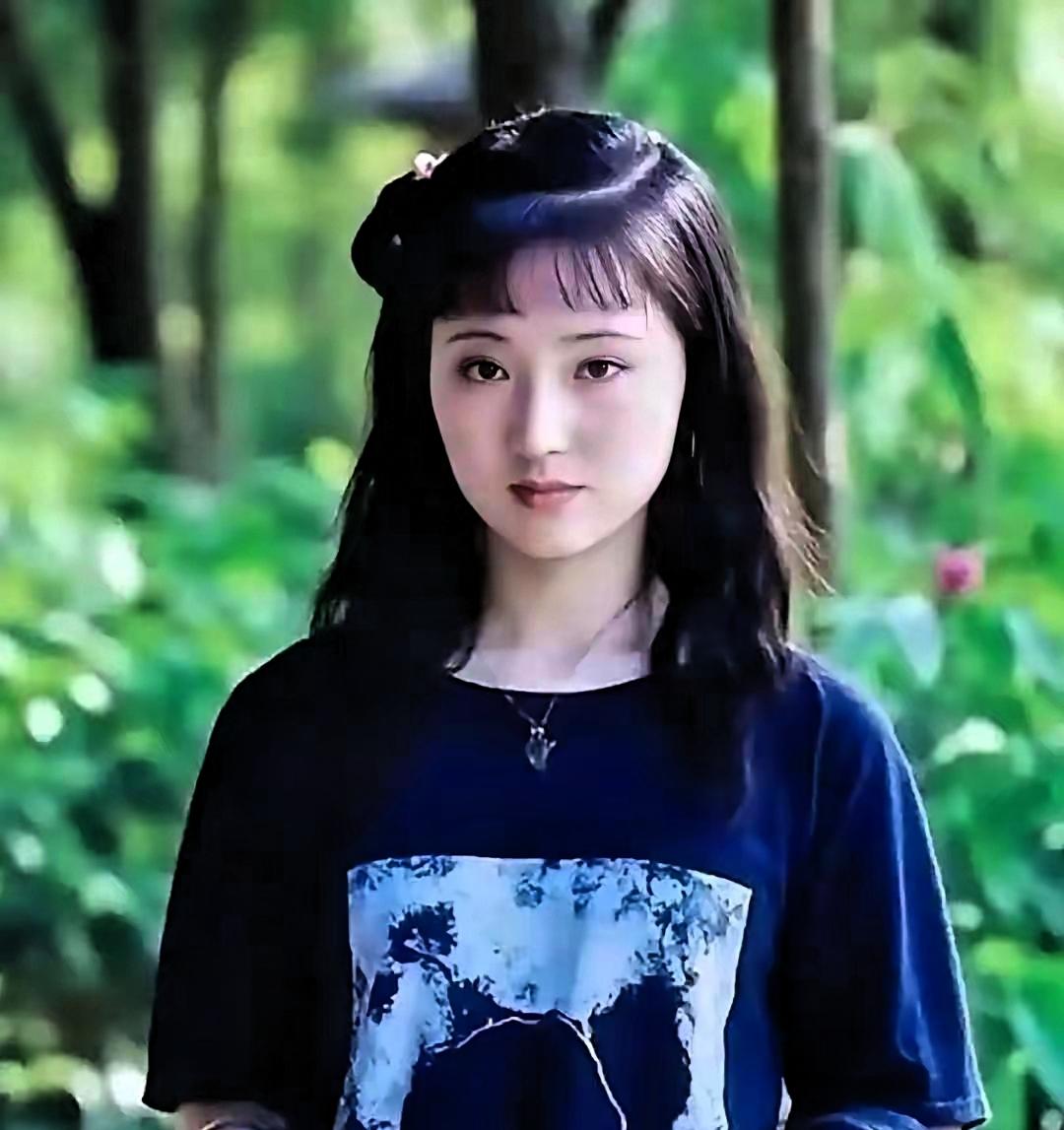 近日，福州有个 17 岁高三女生在网络上火了，她模样超像 87 版《红楼梦》里演