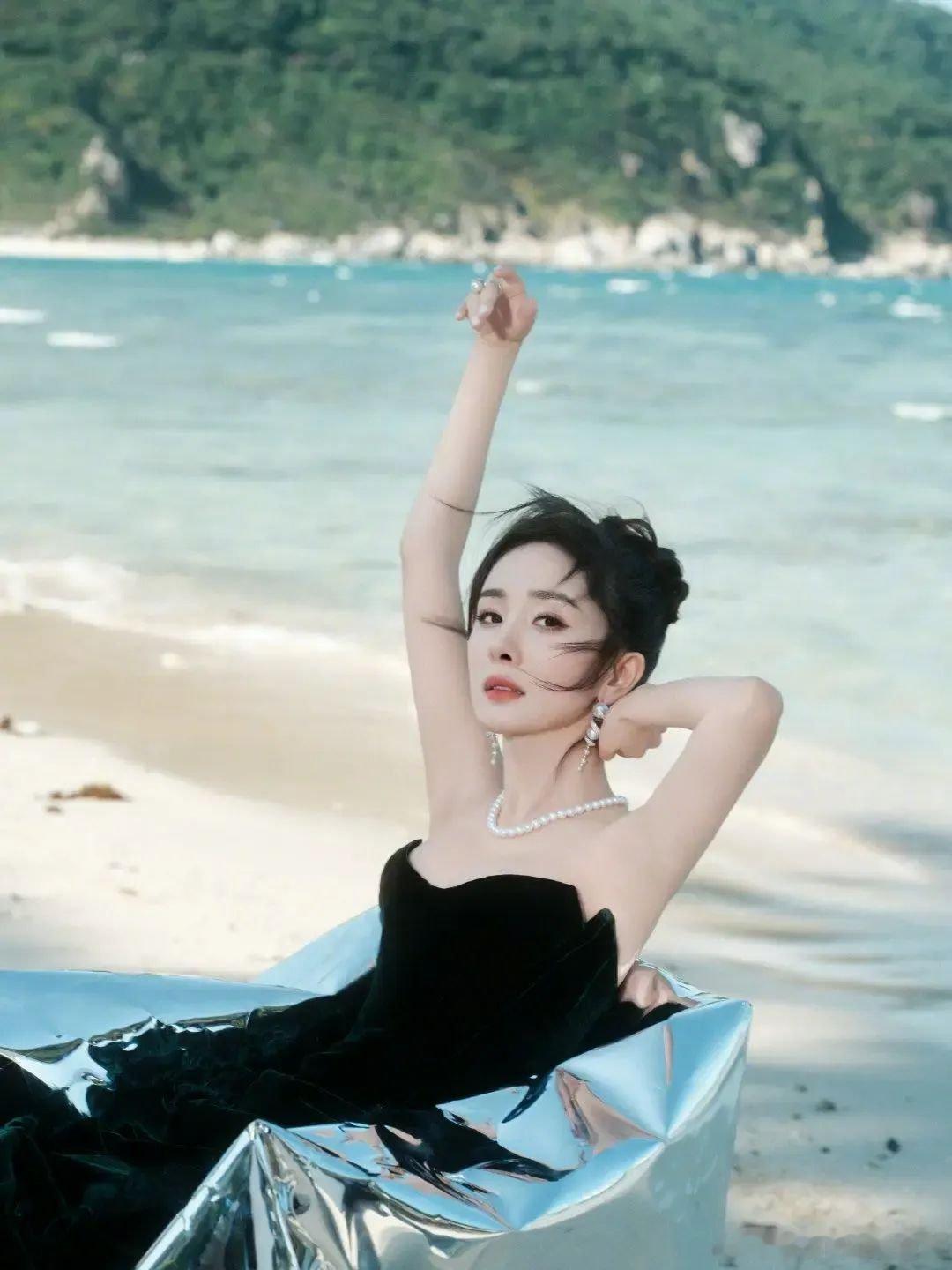 38岁的杨幂海边写真，这才是内娱女明星颜值身材天花板吧！ ​​​