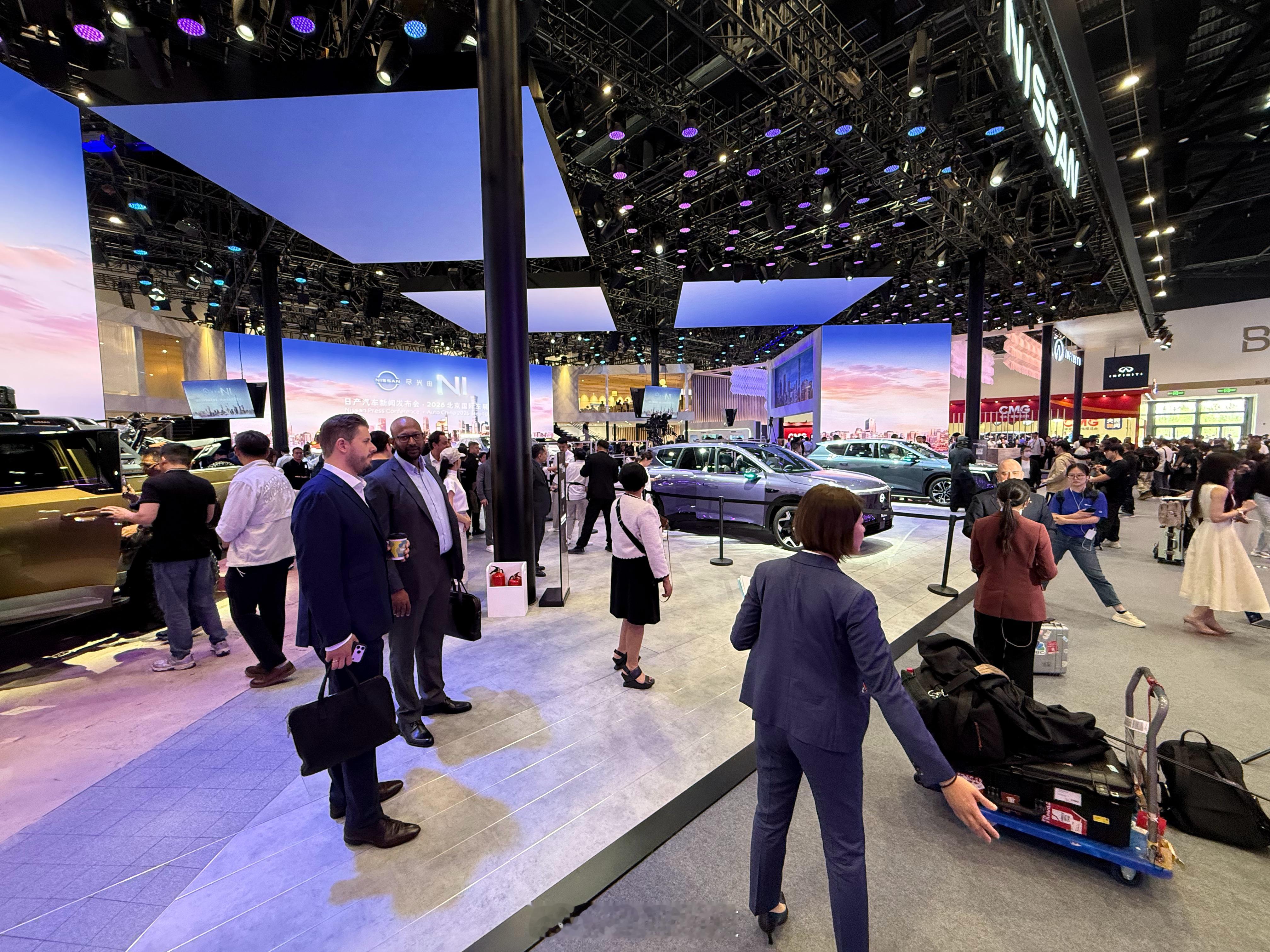 来日产展台了日产这次把 FE 车队负责人和赛车请过来了所以各位可以放心日产的电动