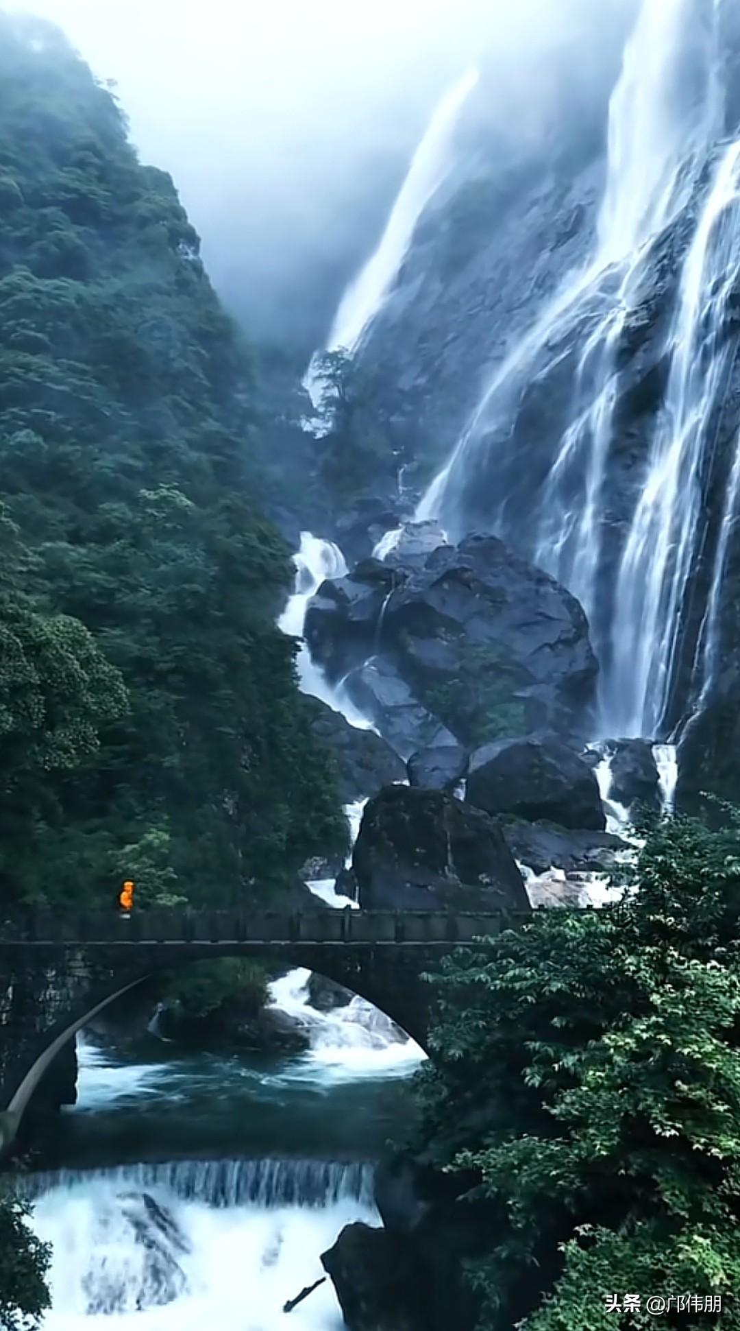 七律·静水流深
寒潭千尺寂无波，
暗抱云光万壑过。
石底潜流穿涧远，
沙边沉影纳