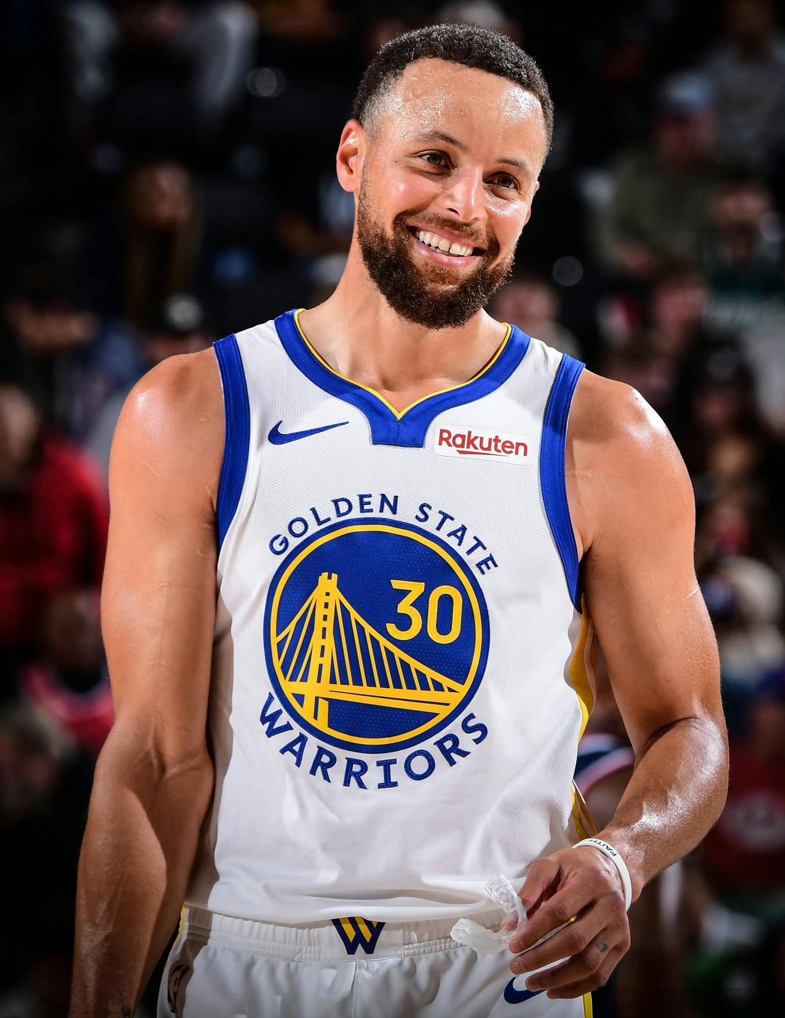 库里跺脚对抗伤病疼痛 库里为生死战拼了 38岁了，他真的是拿命在拼啊😭 