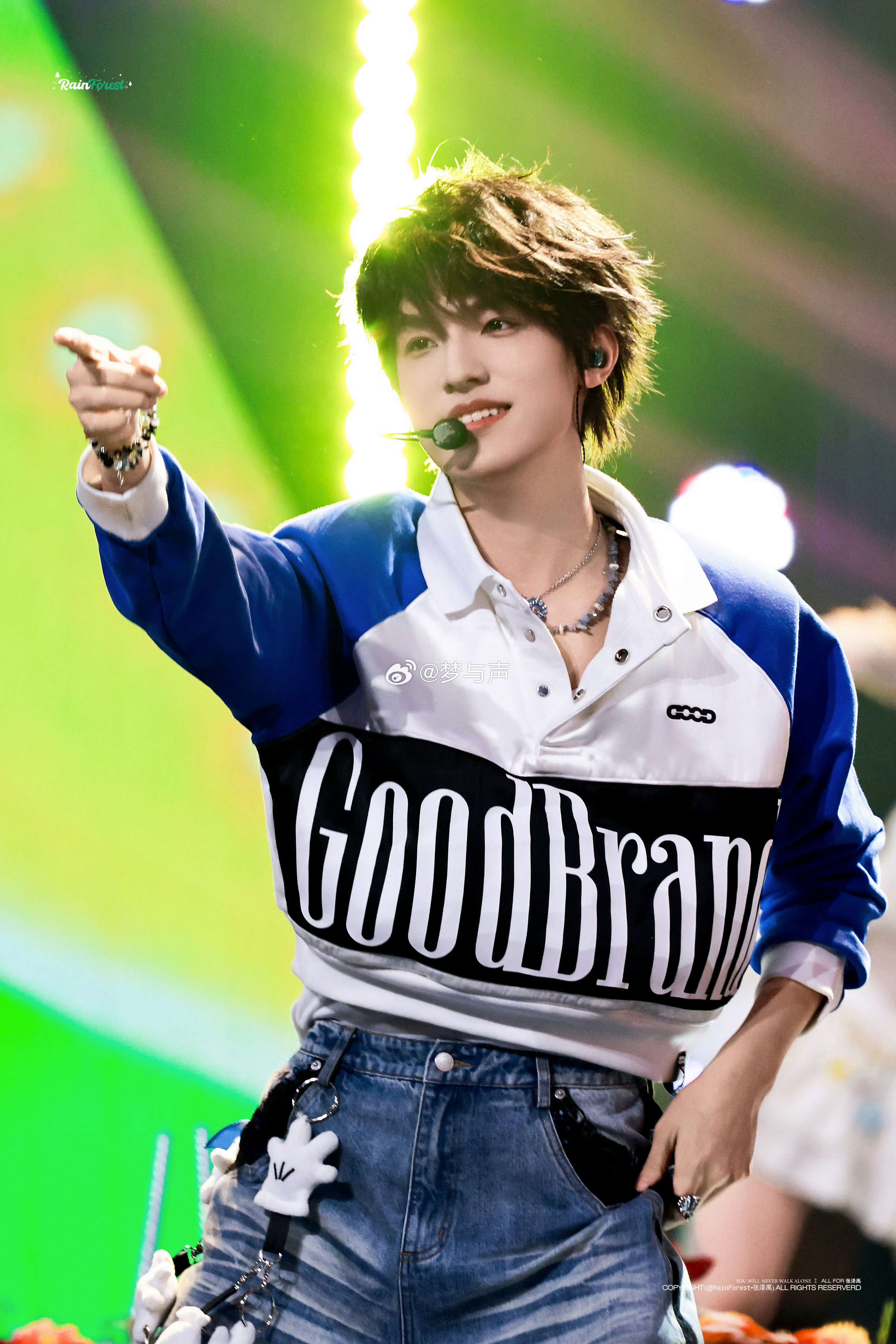 张泽禹舞台大屏冲击力张泽禹玉桂狗配色打歌造型 元气暴击！张泽禹蓝白玉桂狗配色打歌