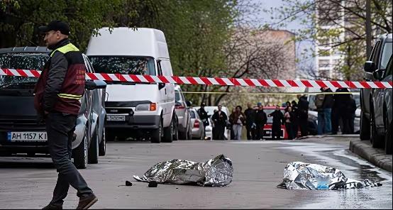 乌克兰基辅街头，58岁老头当众开枪，6人当场身亡、十多人受伤，而这个看着斯文、见