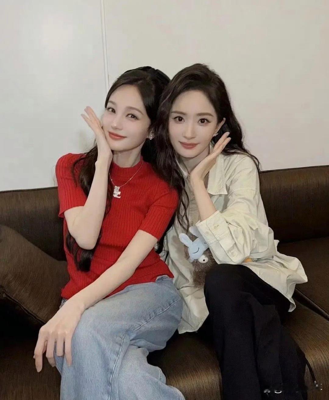 杨幂李一桐嘟嘴合照 杨幂李一桐贴脸嘟嘴卖萌合照，美女和美女一起真养眼。 