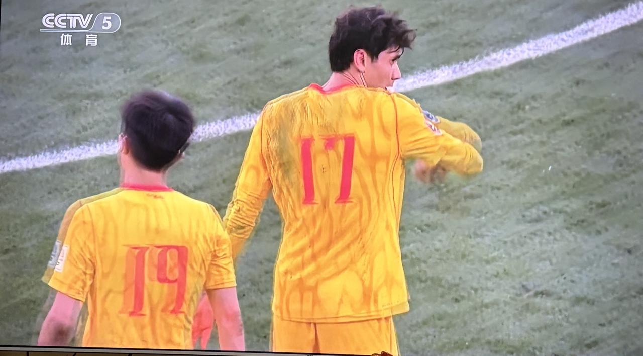 中国男足一夜被打回原形！
在刚刚结束的FiFA系列赛中，中国男足0:2完败非洲雄