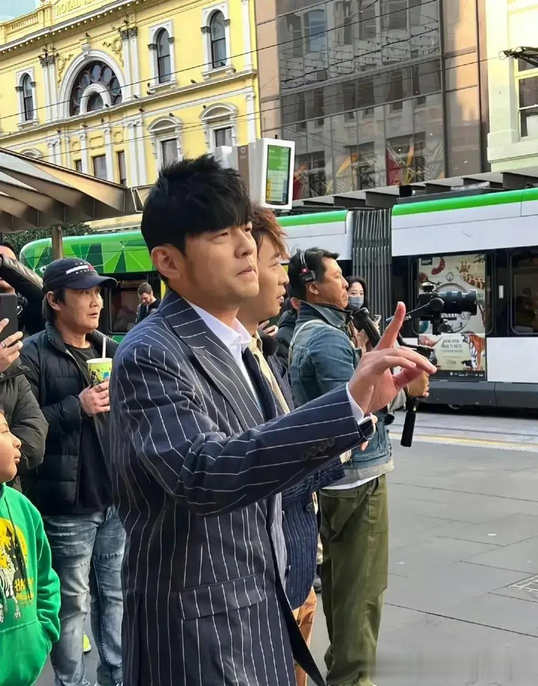 没想到周杰伦也开始戴假发了，真害怕风一吹就跑了。

周杰伦在二十几岁的时候，头发
