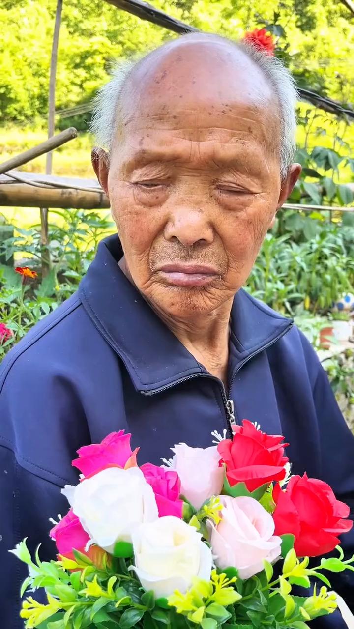 不会丢下你。
等到我们老了后，你走在我前头，就让这所有痛苦由我去承受。我若走在你