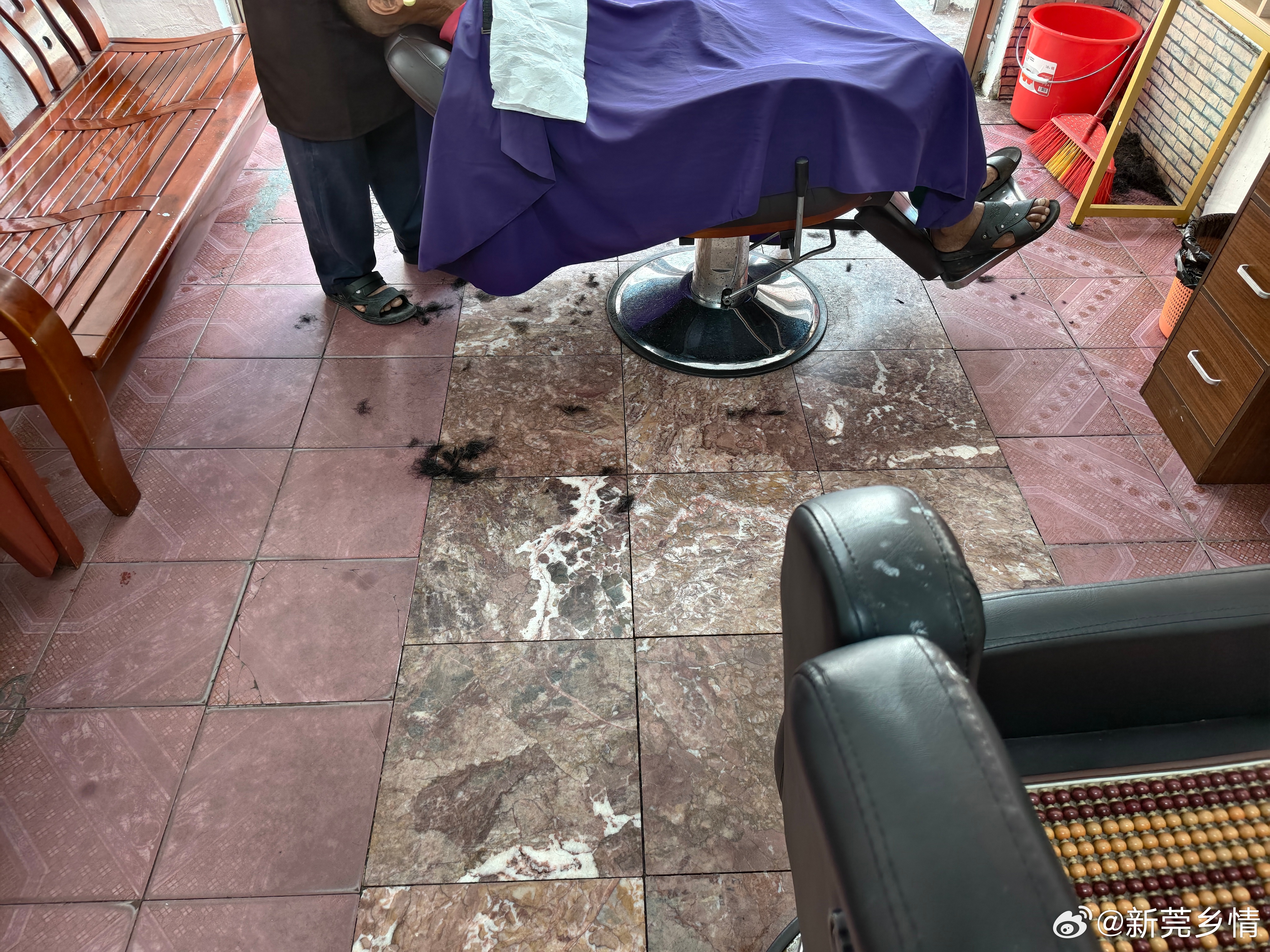 到老理发店理发，刮脸是最舒服的项目之一。 