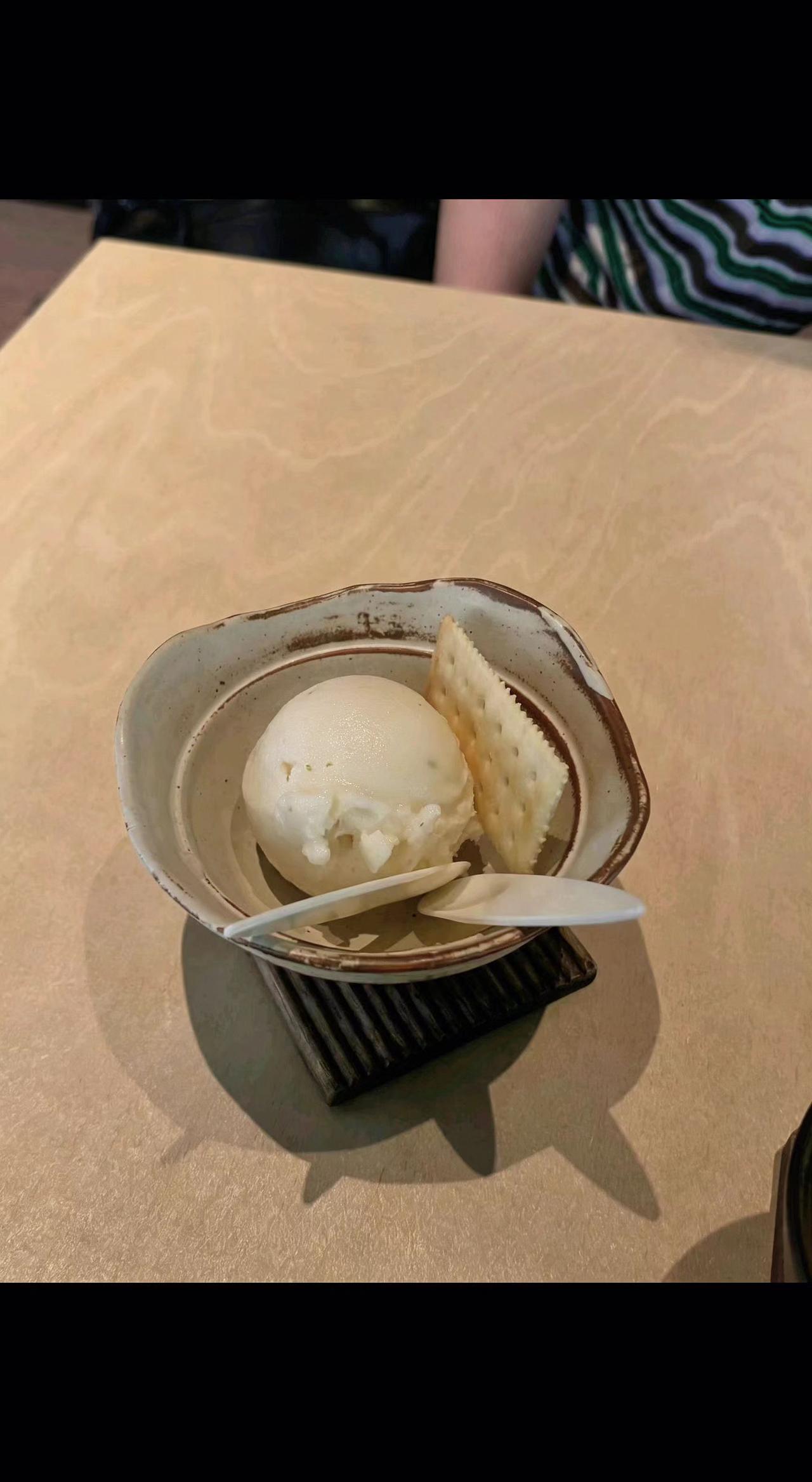 🍦白巧冰淇淋像云朵融化舌尖，梳打饼咔嚓一响，甜咸在嘴里跳圆舞曲～夏日小确幸不过