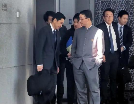刘劲松果然没让咱失望！这才是真正的下马威啊！
不吵不闹不拍桌，坐着大巴跟澳洲老百