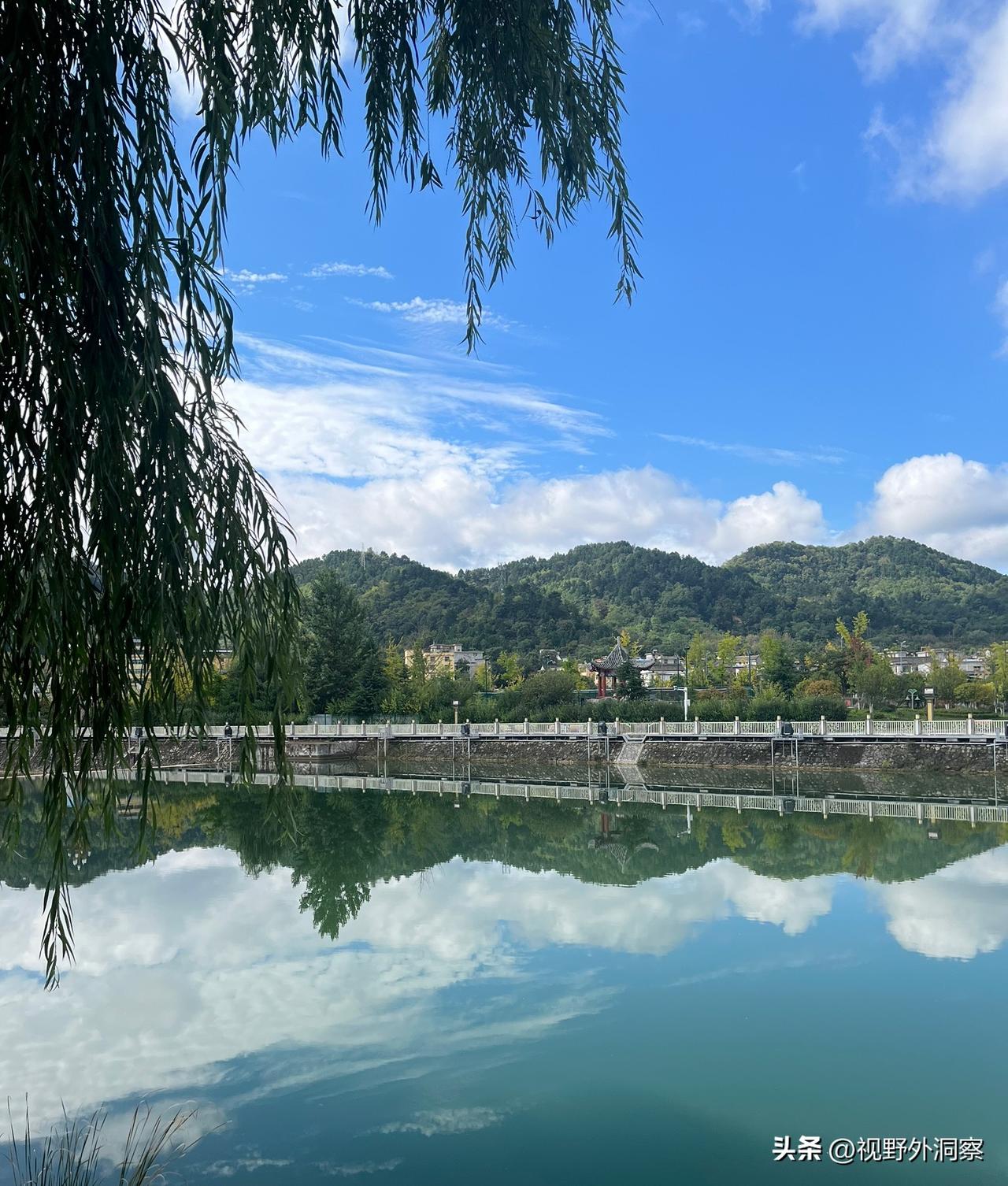 匈牙利终于摆脱俄罗斯的控制，实现真正的独立。
      俄罗斯10月1日宣布，